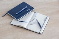 Miniatyrbilde 7 av Havblå/Havblå Luxe Legato Elegance Sett med A5 Notatbok med Hardt omslag og Rollerpenn