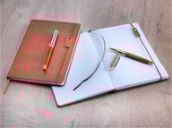 Miniatyrbilde 7 av Brun Luxe Legato A5 Notatbok med Rollerpenn Gavesett