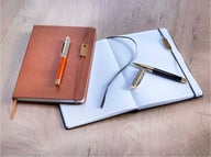 Miniatyrbilde 8 av Brun Luxe Legato A5 Notatbok med Rollerpenn Gavesett