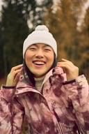 Miniatyrbilde 5 av Beige Atlantis Wind-S Pompom RPET Lue med Dusk