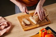 Miniatyrbilde 1 av Sort Fiskars Functional Form Skjærebrett Bambus med Brødkniv