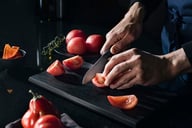 Miniatyrbilde 2 av Sort Fiskars Taiten Grønnsakskniv 10 cm