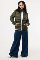 Miniatyrbilde 1 av Khaki iqoniq Maiko Resirkulert Polyester Vattert Jakke Dame