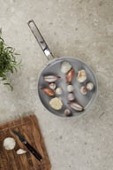 Miniatyrbilde 3 av Beige Vinga Alte RCS Resirkulert Aluminium 25 cm Stekepanne