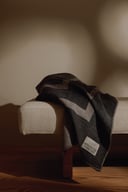 Miniatyrbilde 4 av Grå Vinga RPET Monogram Pledd