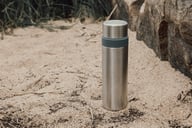 Miniatyrbilde 3 av Stål Vinga Tono 750 ml Resirkulert Stål Termos med Bæreløkke