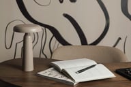 Miniatyrbilde 3 av Greige Vinga Avery Metall og Resirkulert ABS Bordlampe