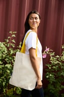 Miniatyrbilde 1 av Natur/Bordeaux Neutral Twill bomullspose med kontrast-håndtak