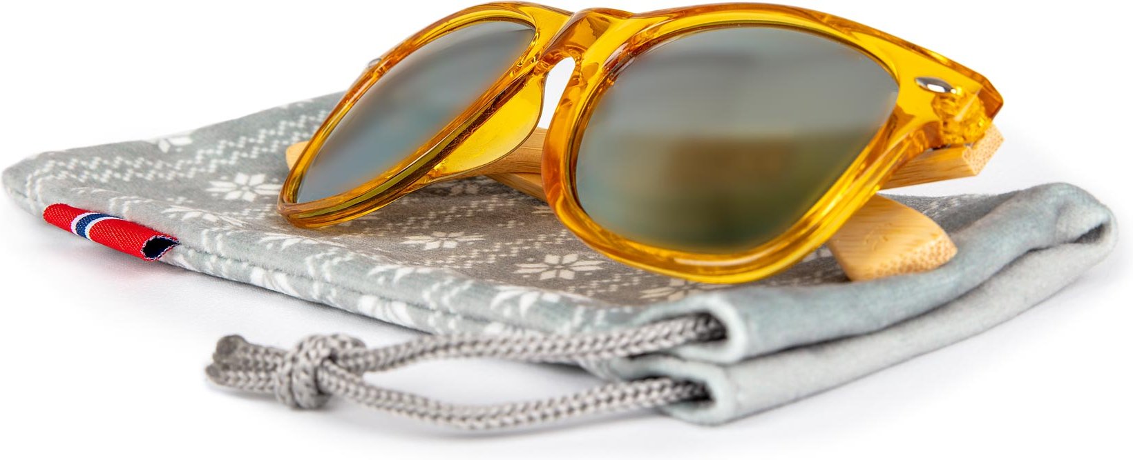 Hovedproduktbilde for 1-136-npl1027 Solbriller Gul Ramme, Bambusarmer, i Microfiber Pose med Vintermotiv Grå