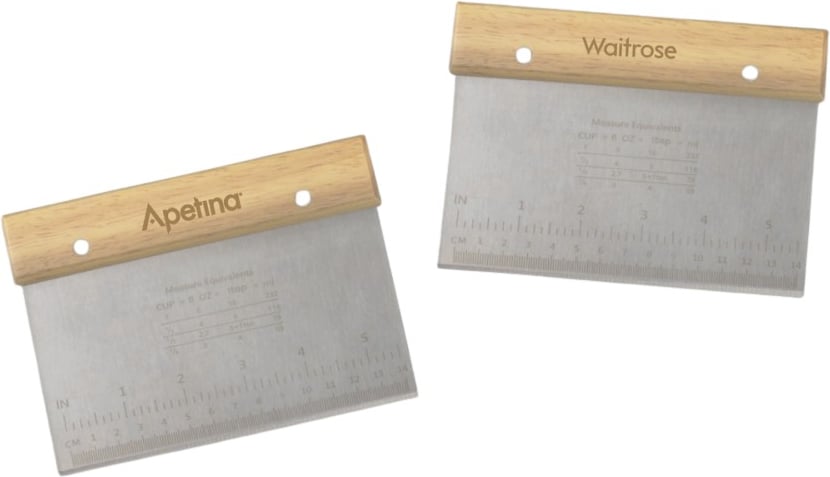 Hovedproduktbilde for 25-47-drd-5992 Casa Rustfritt Stål Deigskrape med Trehåndtak