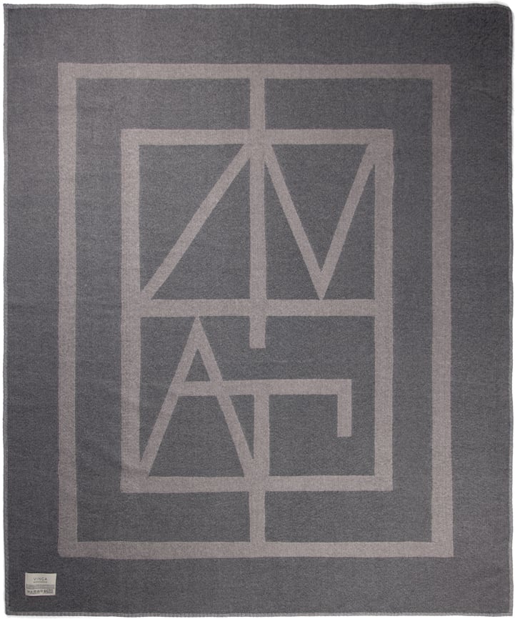 Hovedproduktbilde for Grå Vinga RPET Monogram Pledd