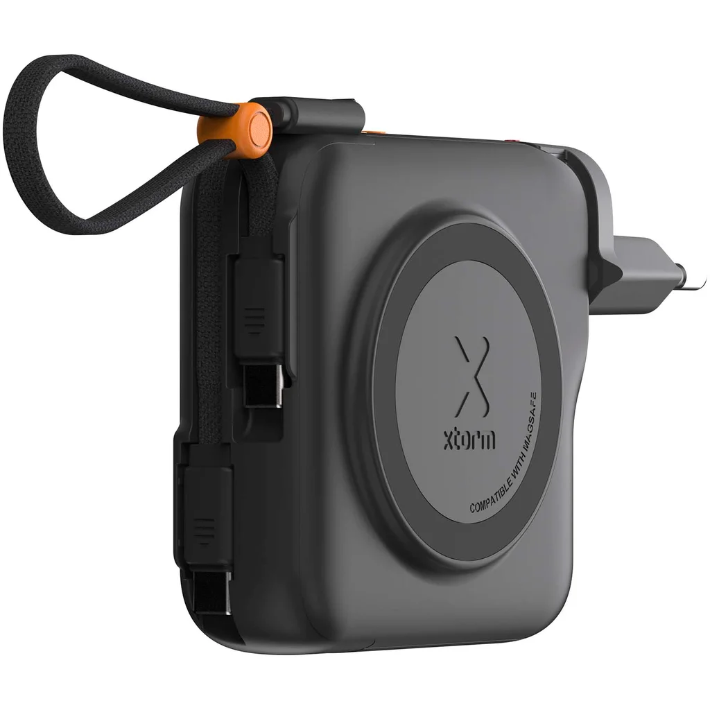 Hovedproduktbilde for Solid svart Xtorm TravelPro 10.000 mAh 30W 3-i-1 Integrerte Kabler Powerbank