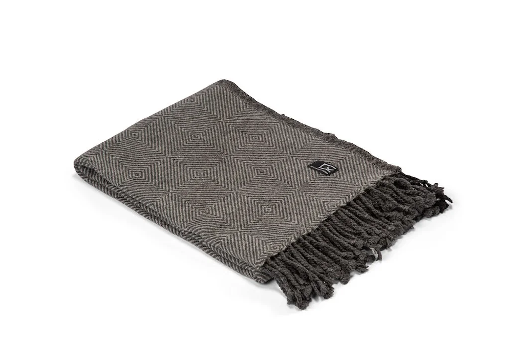 Hovedproduktbilde for Dark Grey Kosta Linnewäfveri Kolstorp Pledd