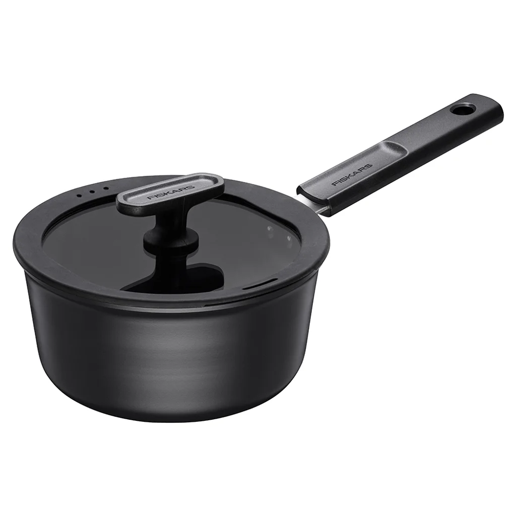Hovedproduktbilde for Sort Fiskars Hard Face Resirkulert Aluminium 1.8L Kasserolle med Lokk