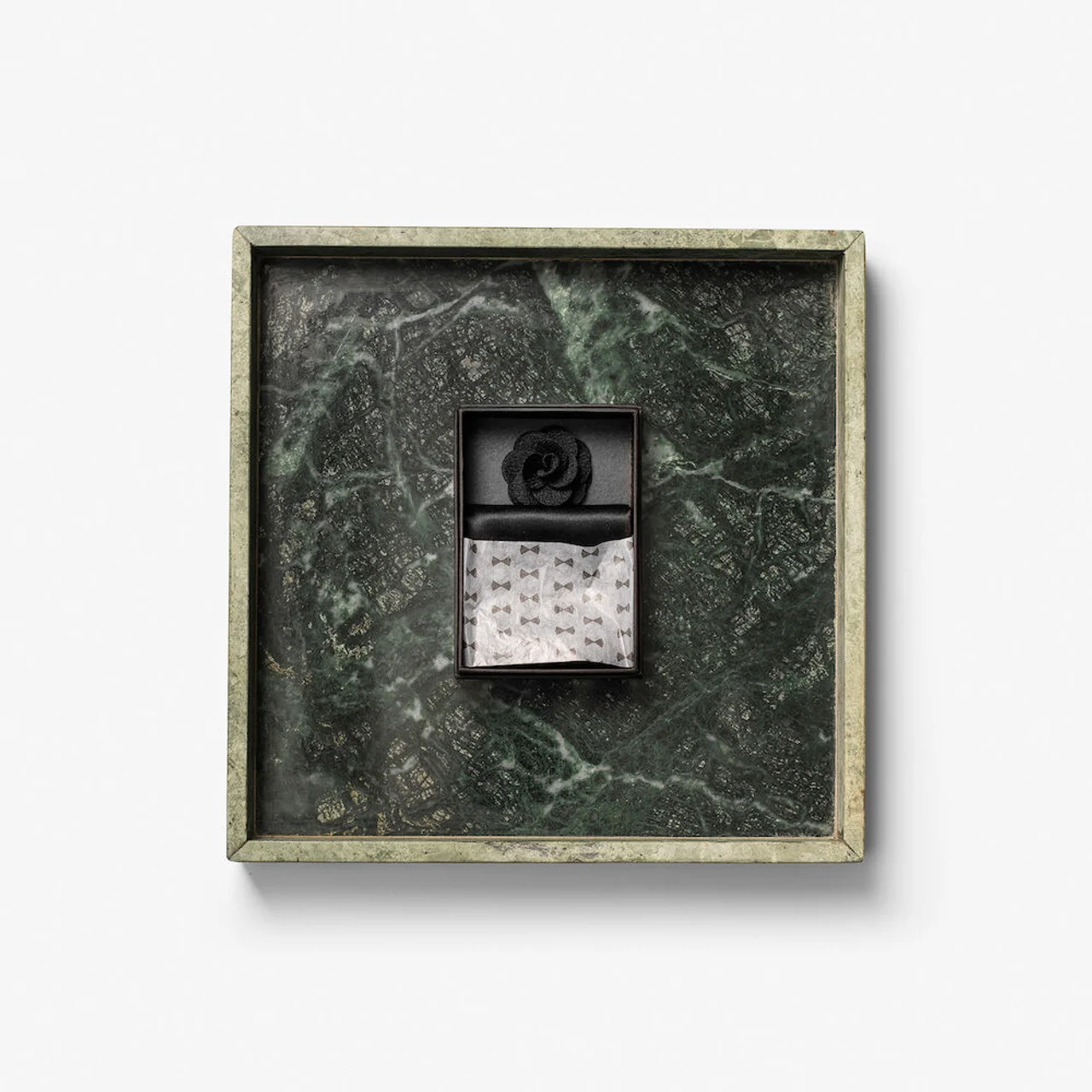 Hovedproduktbilde for Black J. Harvest & Frost Gaveboks Hankie & Cufflinks