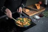Miniatyrbilde 5 av Sort Fiskars Hard Face Aluminium Traktørpanne med Lokk