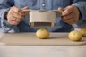 Miniatyrbilde 20 av Humus Rosti Classic Rustfritt Stål Hasselback-skjærer