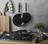 Miniatyrbilde 4 av Black Pillivuyt Gourmet Blavet 28 cm Resirkulert Aluminium Stekepanne med Keramisk Belegg