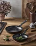 Miniatyrbilde 1 av Svart Pillivuyt Gourmet Blavet 20 og 28 cm Stekepannesett Resirkulert Aluminium Keramisk Belegg