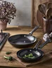 Miniatyrbilde 1 av Svart Pillivuyt Gourmet Blavet 3 deler Stekepannesett Resirkulert Aluminium Keramisk Belegg