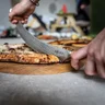 Miniatyrbilde 8 av Stål Boska Oslo+ Eik og Rustfritt Stål Pizza- og Ostekniv