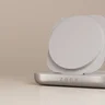 Miniatyrbilde 7 av Hvit Magnetisk Nattbordlader med Qi2 og USB-C