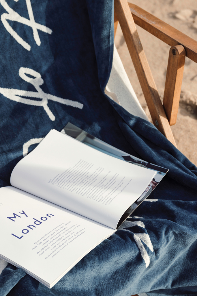 Strandhåndkle på strandstol som sommergave til ansatte, firmagave og profilprodukt til strand og ferie