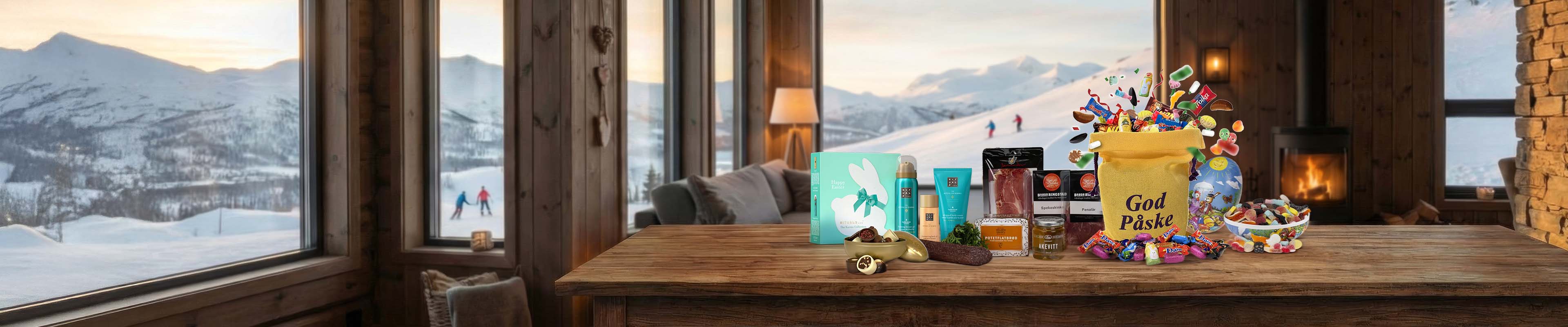 Påskestemning på hytta – utsikt til snødekte fjell, peis og påskegaver på bordet