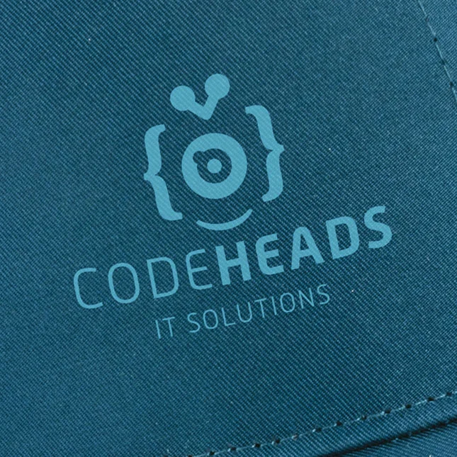 Nærbilde av trykket logo på caps