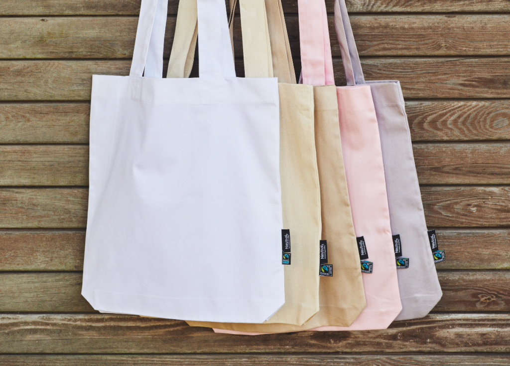 Bomullsnett i hvit, beige, rosa og grå hengende på snor