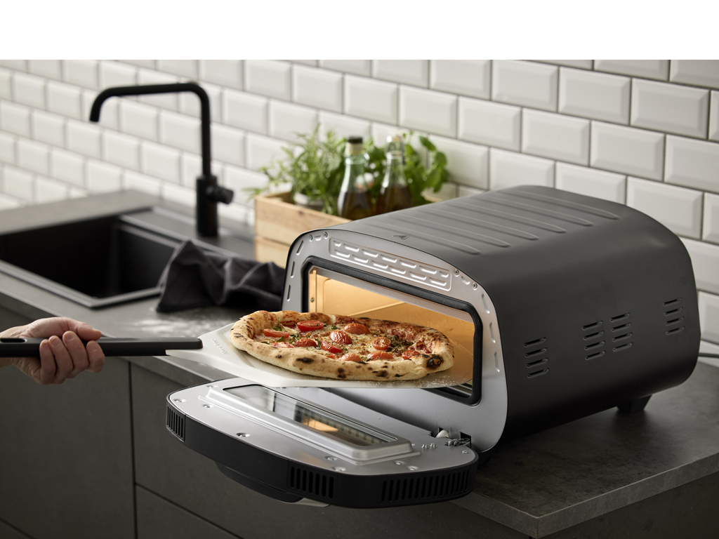 Nordic Sense pizzaovn på kjøkkenet med pizza