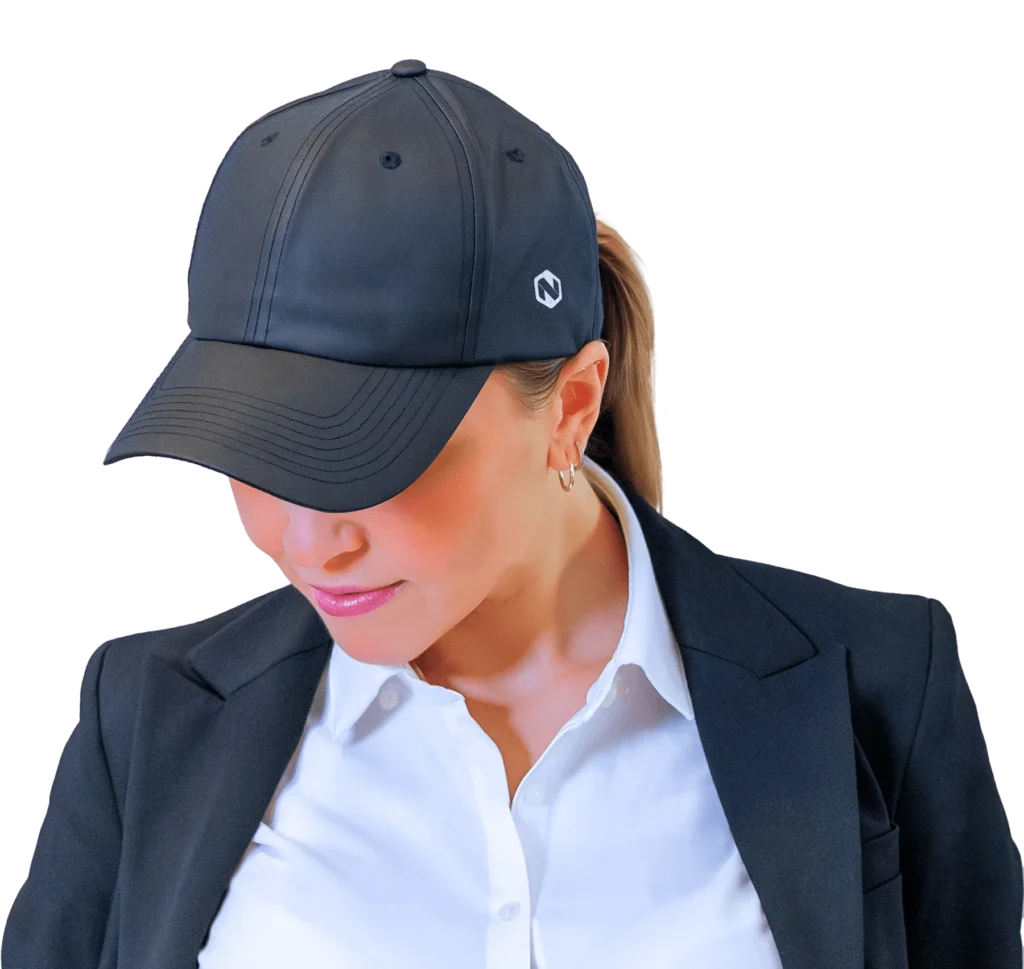 Kvinne i marineblå caps med logo i profesjonelt miljø