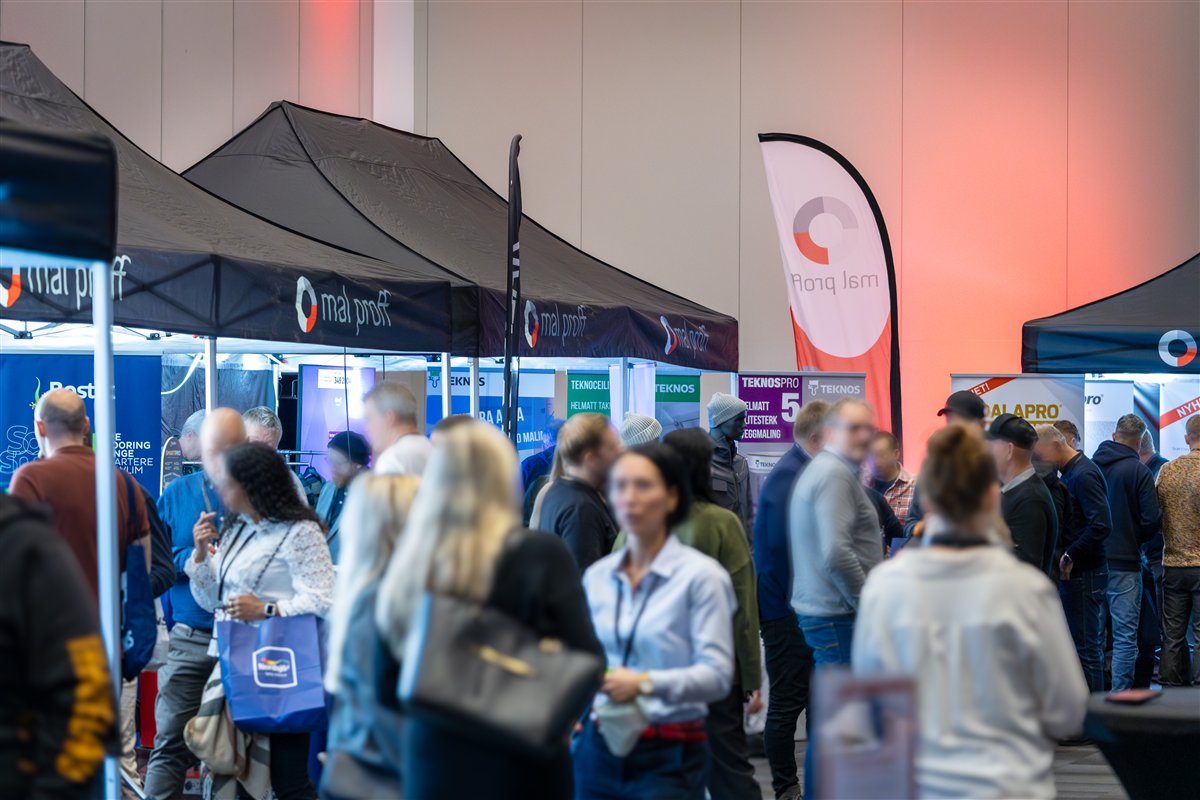 Besøkende mellom standene på Mal Proff Høstmesse