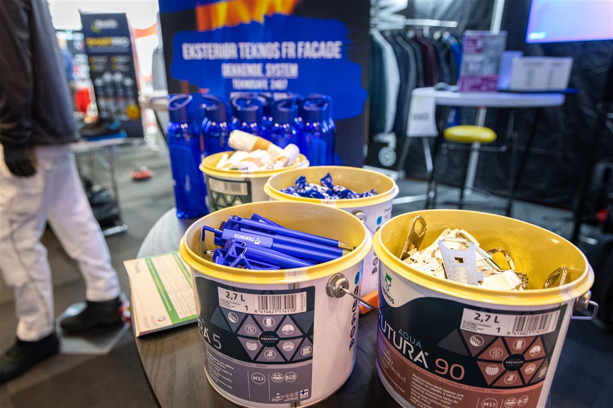 Profilerte giveaways som drikkeflasker, penner og godteri på stand