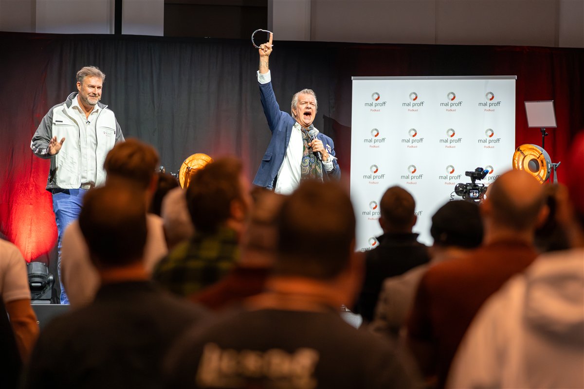 Konferansier på scenen foran publikum på Mal Proff-messen