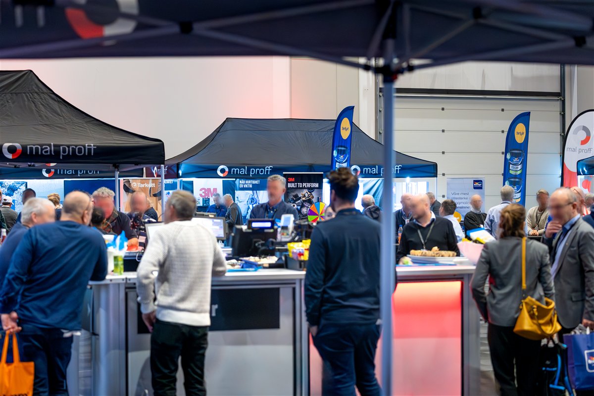 Besøkende ved Mal Proff-stand med leverandører og beach flags