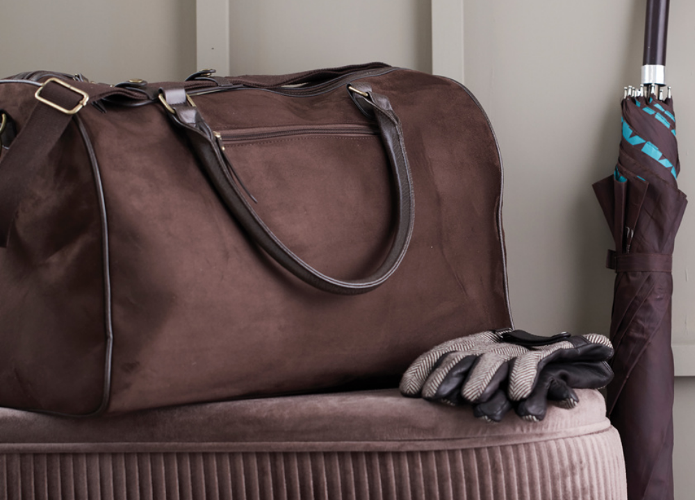 Sommergave: brun weekendbag i skinn klar for sommerreisen