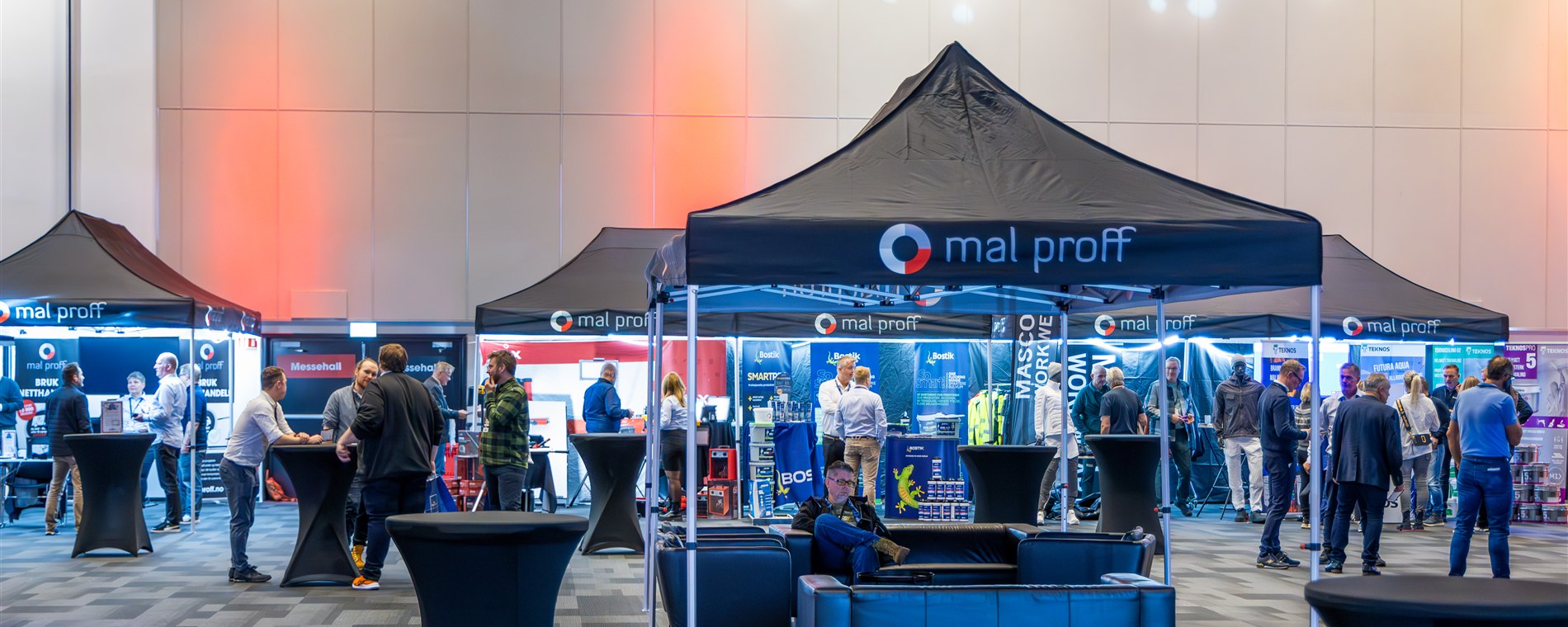 Mal Proff-stand med profilerte telt, logo, lounge og besøkende på messen