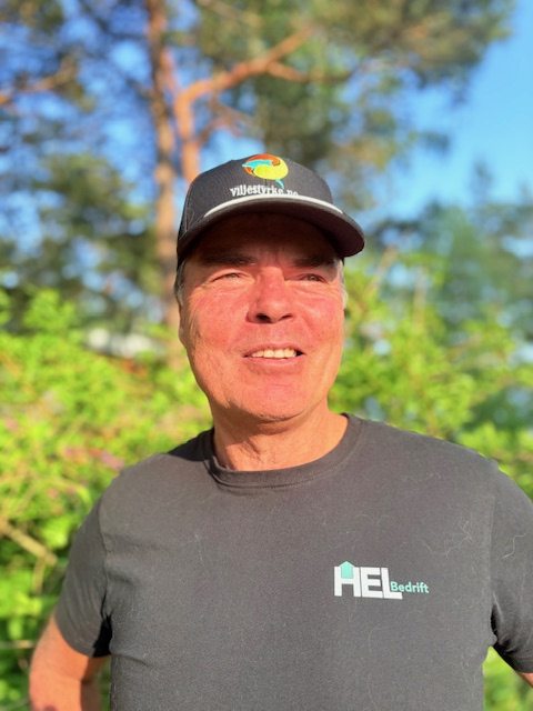 Profilklær med Hel Bedrift-logo i bruk – levert av Norgesprofil