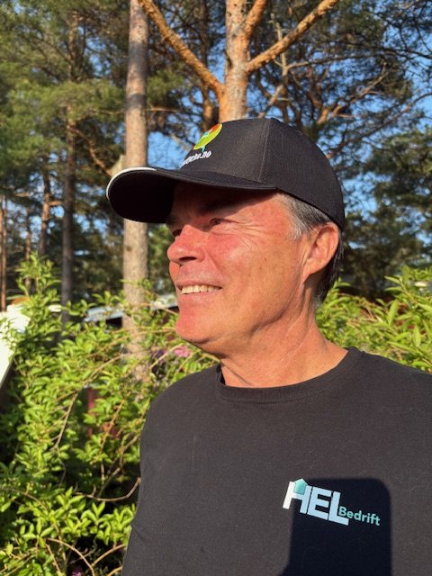 Profilklær med Hel Bedrift-logo i bruk – levert av Norgesprofil