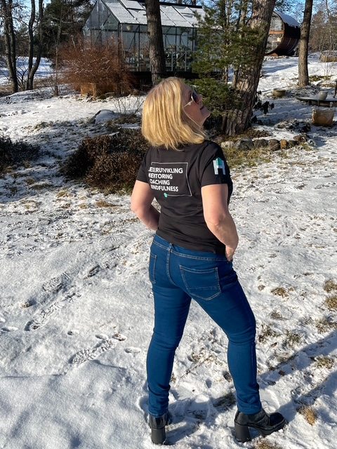 Profilklær med Hel Bedrift-logo i bruk – levert av Norgesprofil