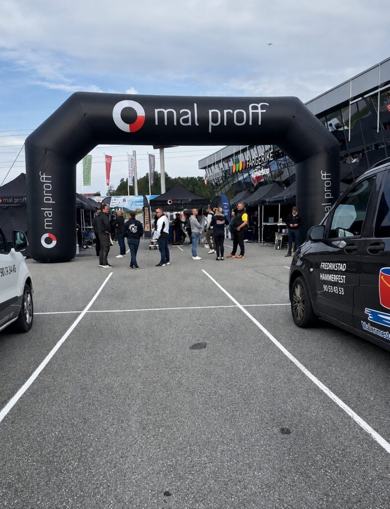 Mal Proff-profilert oppblåsbar bue på Roadshow – levert av Norgesprofil