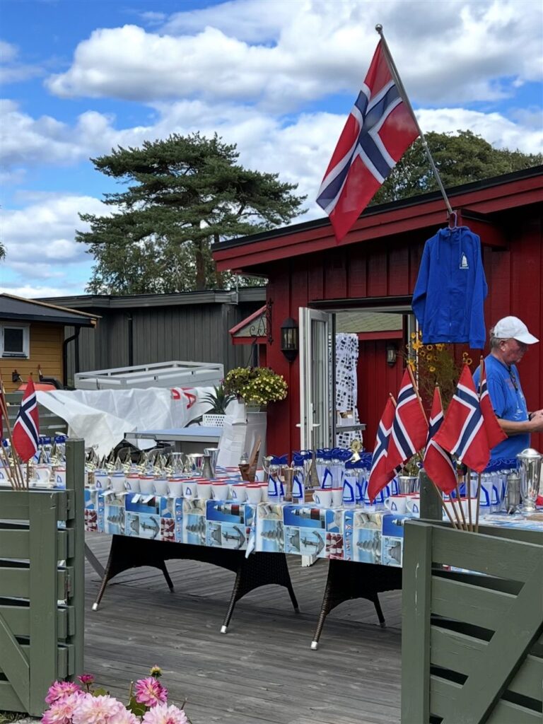Premiebord med klubbjakker og profilprodukter til Nevlunghavn seilklubb – levert av Norgesprofil