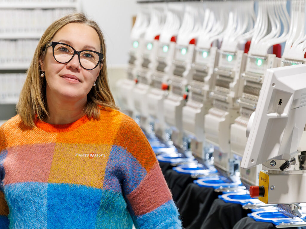 Zivile foran NorgesProfils flerhodede broderimaskin i egen produksjon