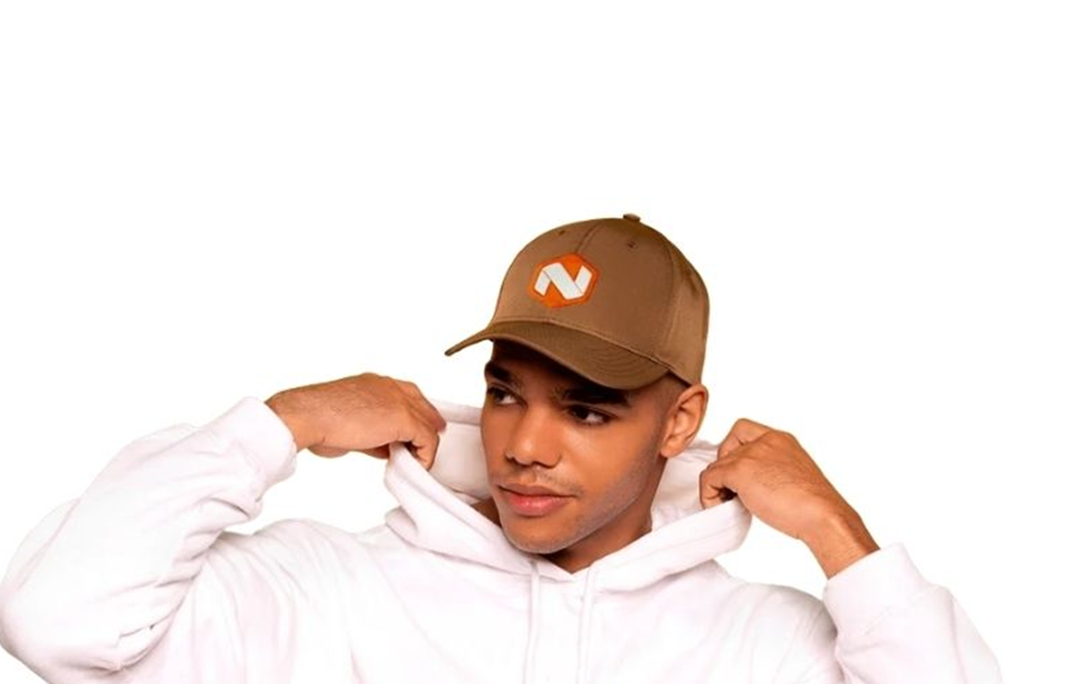 Mann i hvit hettegenser med brun caps med brodert NorgesProfil-logo