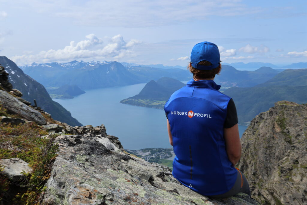 Ansatt i Norgesprofil-vest på fjelltopp med fjord og fjell i bakgrunnen
