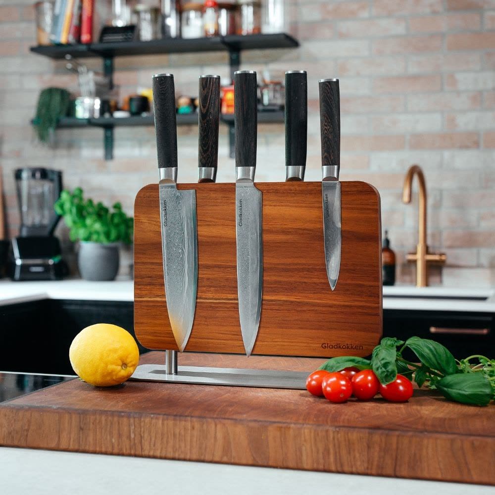 Damaskus-kniver på magnetisk knivholder i akasietre