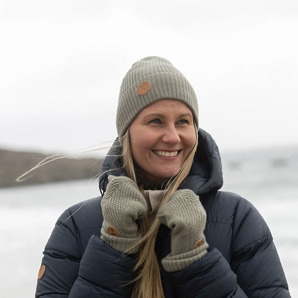 Smilende kvinne med Tufte Raven-lue og votter